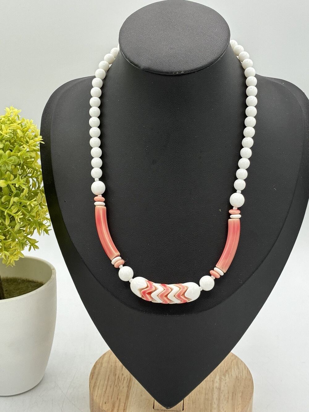 Vintage 1980s White Coral Pink Chevron Focal Bead Necklace Choker 14 inch